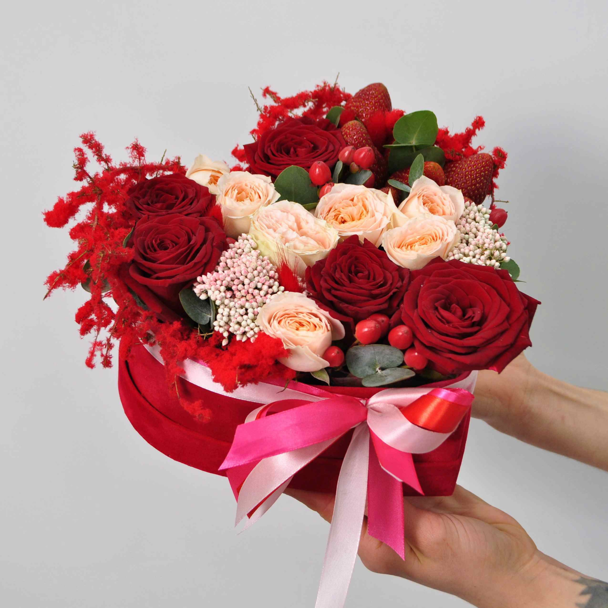 Красные розы и клубника в коробке - сердце