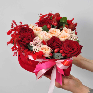 Красные розы и клубника в коробке - сердце