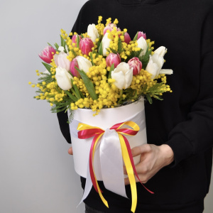 Мимоза и тюльпаны в коробке