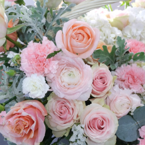 Ранункулюсы и пионовидные розы в нежной корзине "Ты краше всех цветов"