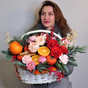 Корзина с цветами и фруктами «Апельсиновый грог»