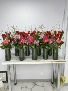 Букеты с амариллисом и антуриумами в стеклянных вазах