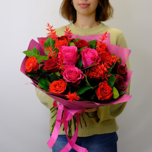 Ароматные красные розы в пышном букете с зеленью