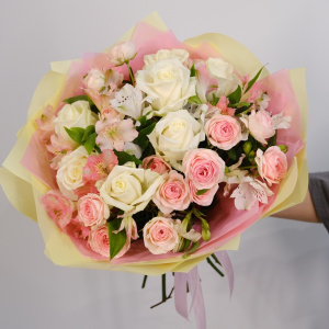 Розы и альстромерии в нежном букете "Нежная элегия"