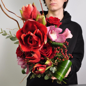 Вертикальный букет с амариллисами и орхидеями. Мужской бизнес букет