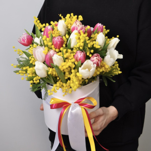 Мимоза и тюльпаны в коробке