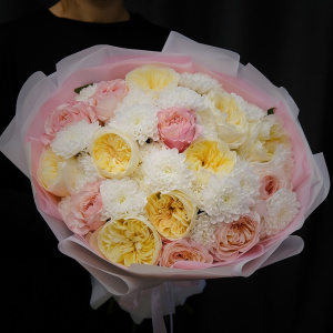 Пионовидные английские розы и хризантемы в букете "Моему ангелу"