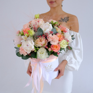 Белые пионы и розы в белой коробке "Океан Любви"