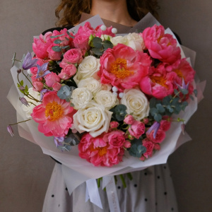 Коралловые пионы и белые розы в букете "Коралловая сказка"