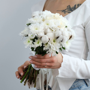 Букет невесты с розами, хризантемой и хлопком