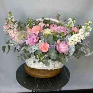 Корзина с ароматными пионами и маттиолой "Летний сад"