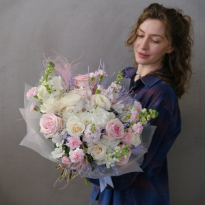 Изысканный букет с пионовидными розами и ранункулюсами "Палитра нежности"