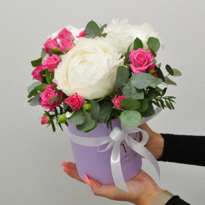 Белые пионы и кустовые розы в коробочке