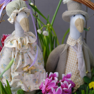 Садик с первоцветами в корзине: мускари, примула, нарциссы и цикламен "Весенние гуси"