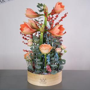 Персиковые амариллисы, илекс и розы в невероятной композиции