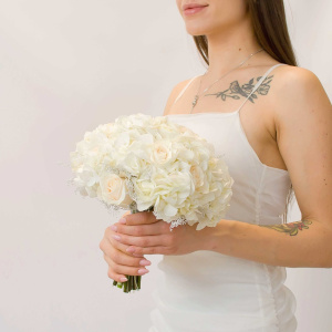 Букет невесты с белой гортензией и розами "Притяжение"