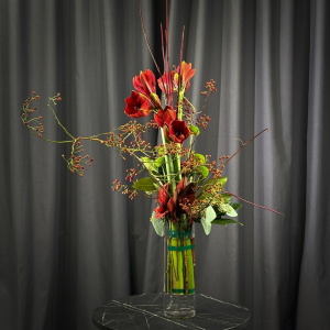 Вертикальный букет с красными амариллисами и розами. Мужской бизнес букет