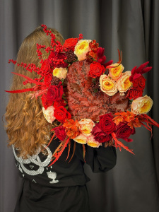 Авторский букет с декоративным центром: пионовидные розы и ягоды илекса 