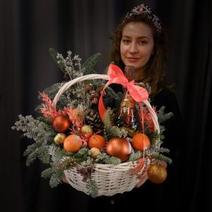 Подарочная корзина с шампанским, декором и ароматной пихтой нобилис