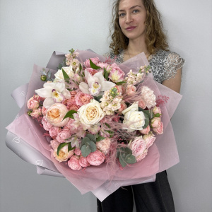 Букет с орхидеями и пионовидными розами "Нежный поцелуй"