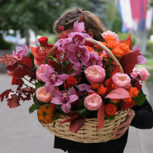 Орхидея цимбидиум, розы и тыковки в композиции "Осенний карнавал"