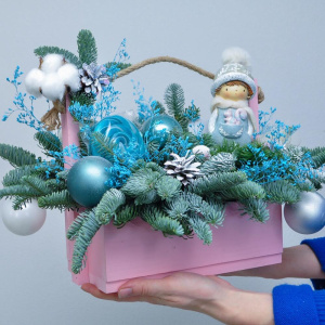 Новогодний букет из нобилиса в ящичке с сувениром