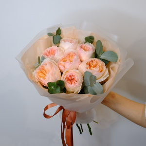 Пионовидные розы Джульетта с эвкалиптом, 7 штучек