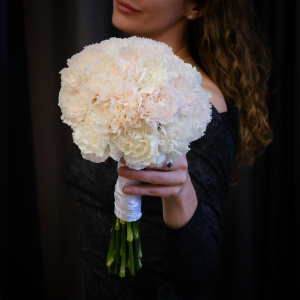 Букеты невесты из нежных гвоздик "Флер д Элеганс"