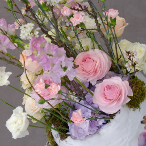 Пасхальная композиция с живыми цветами "Цветущая драгоценность"