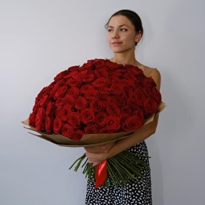 101 красная роза Россия, 60 см с вазой