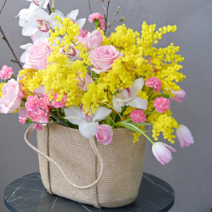 Орхидея Цимбидиум и пионовидные розы Охара в сумке ручной работы "Медовая орхидея"