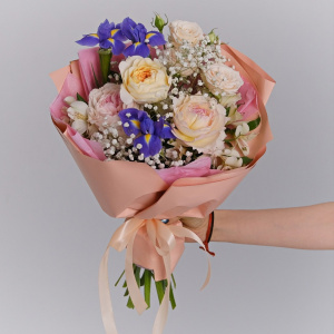 Ирисы и ароматные пионовидные розы в нежном букете