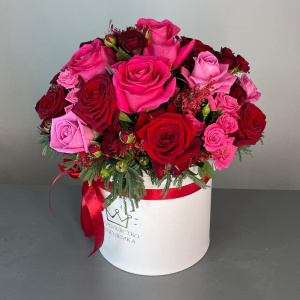 Ароматные розы в коробке "Рубиновая симфония"