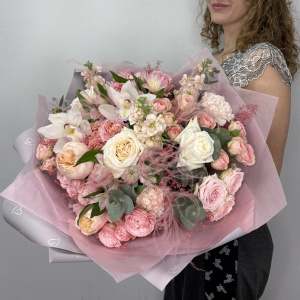 Букет с орхидеями и пионовидными розами "Нежный поцелуй"