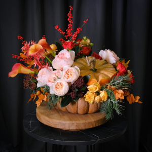 Цветы в тыкве! Тыква с каллами, пионовидными розами и ягодами илекса