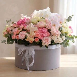 Авторская композиция в большой коробке: фаленопсис, пионовидные и ароматные розы Охара