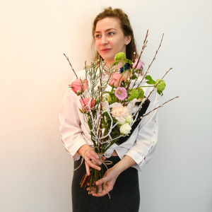 Пасхальный букет с вербой, розами и колокольчиками на каркасе ручной работы