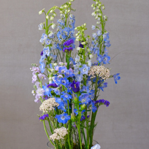 Букет в вазе. Дельфиниум и колокольчики в композиции "Сны Океана"