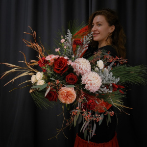 Авторский зимний букет с розами, сосной и декоративными веточками