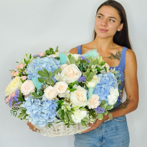 Комната голубых цветов! Голубые гортензии и пионовидные розы, - Удиви её