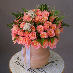 Букет в вазе. Волшебные персиковые розы, 59 шт