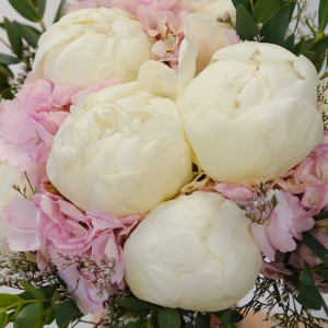 Букет невесты с розовой гортензией и белыми пионами 