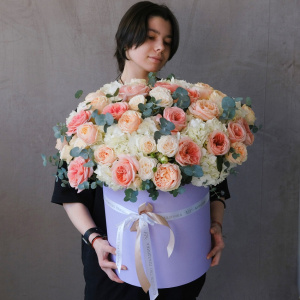 Гортензия и пионовидные розы Джульетта в большой коробке "Акварельные облака"