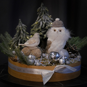 Новогодняя композиция с сувенирами в круглом ящике "Тёплая компания" (искусственная)