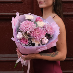 Розовые хризантемы в букете "Игристый"