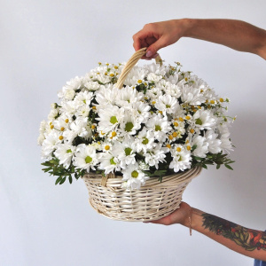 Хризантема и ромашки в корзине "Привет, ромашки"