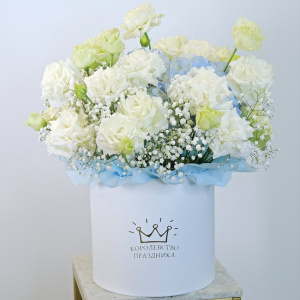 Эустома, гортензия и гипсофила в коробке