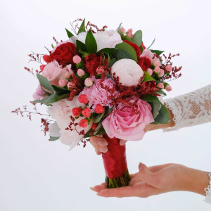 Белые пионы в свадебном букете "Нежное пламя"