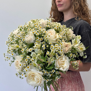 Ромашки и пионовидные розы в садовом букете