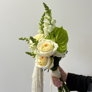 Антуриум, пионовидные розы и амарант в букете невесты